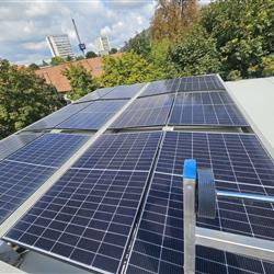 Vgradnja hranilnika v sončno elektrarno z mikro inverterji - retrofit