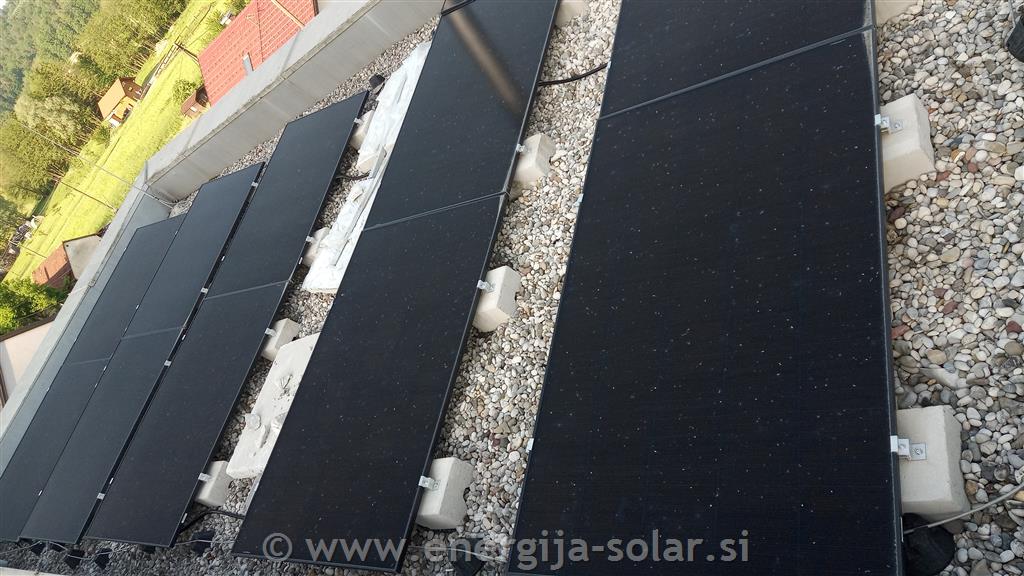 Solarni moduli nameščeni na ravni strehi