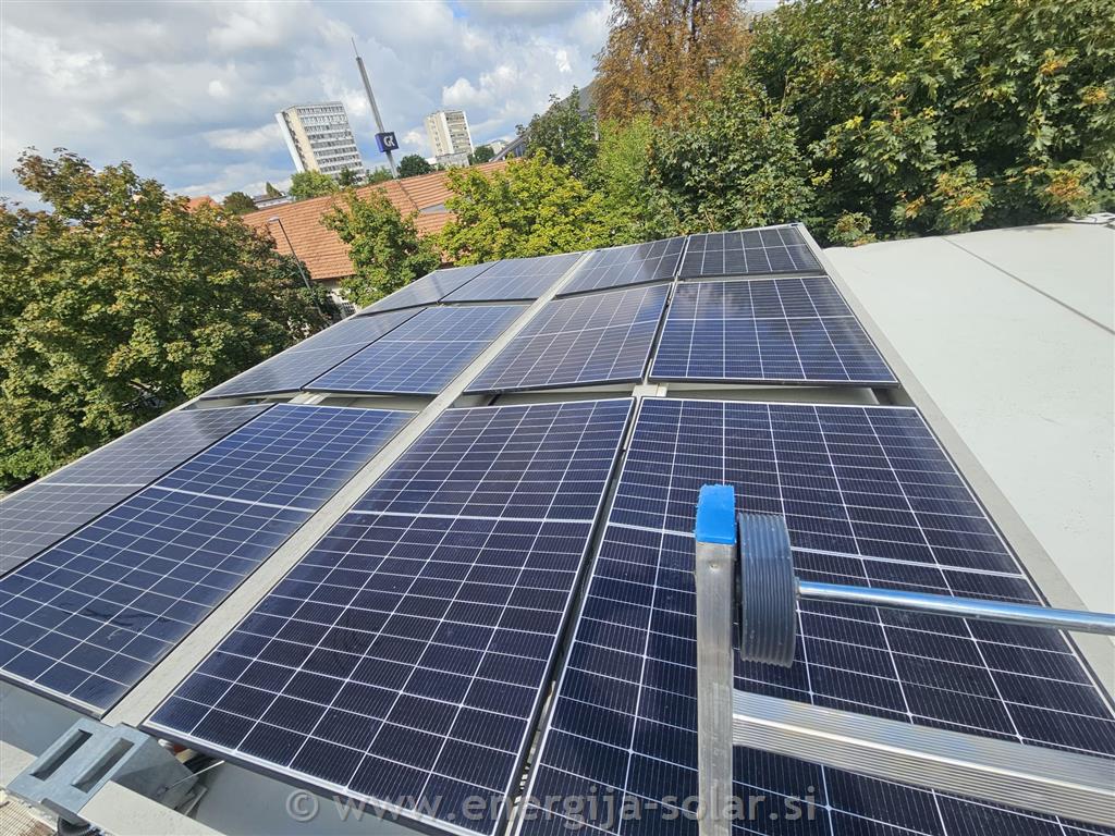 Vgradnja hranilnika v sončno elektrarno z mikro inverterji - retrofit 