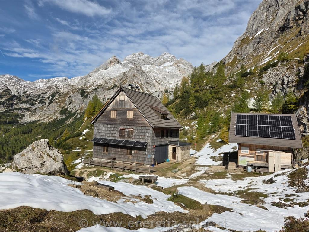 Otočna sončna elektrarna pod Triglavom 60 kWh – Vodnikov dom na Velem polju