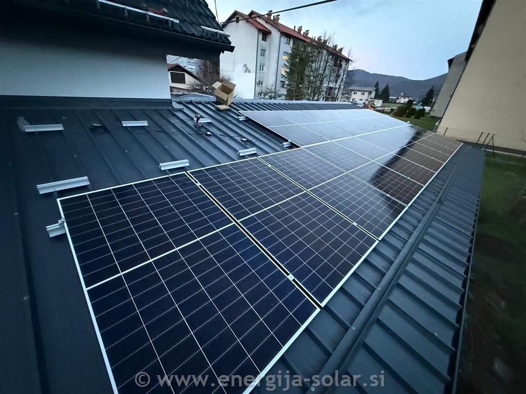 Kompletni sistem sončne elektrarne s polnilnico – okolica Ljubljane