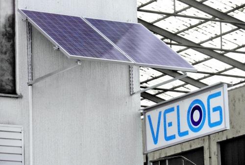 Solarne celice napajajo reklamno tablo