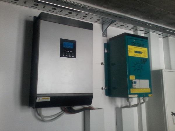 Razsmernik Axpert 2,4kW tudi na Triglavu