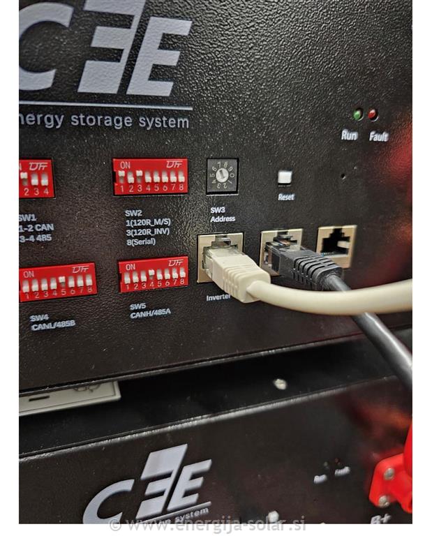 Uporabimo komunikacijski izhod INVERTER na MASTER bateriji za povezavo komunikacije na razsmernik (na Growatt razsmerniku uporabimo vhod BMS oz. CAN): 