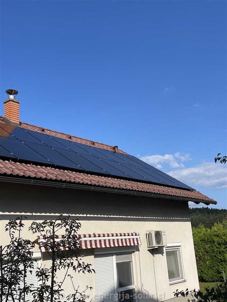 20 sončnih panelov za hibridno sončno elektrarno 9,6kW
