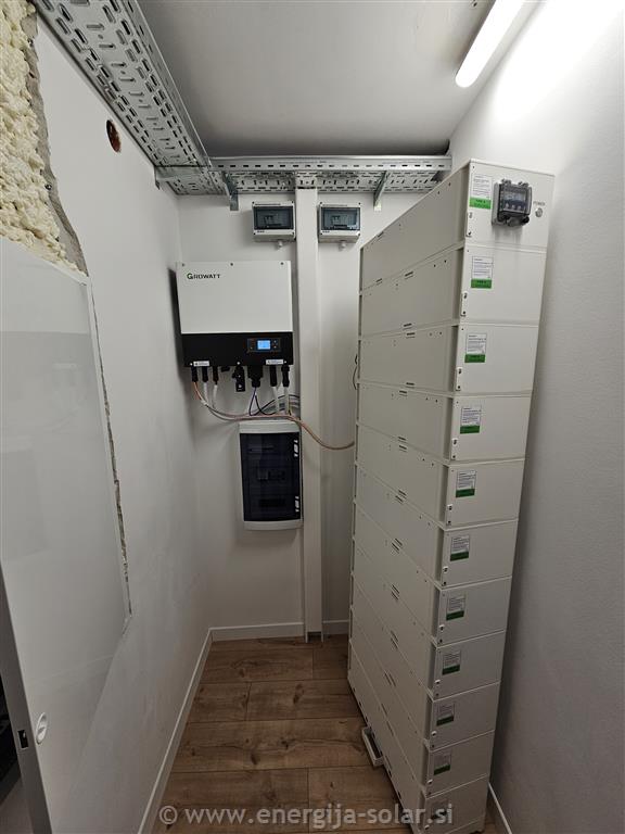 Razsmernik Growatt 10kWh z 25kWh baterijami