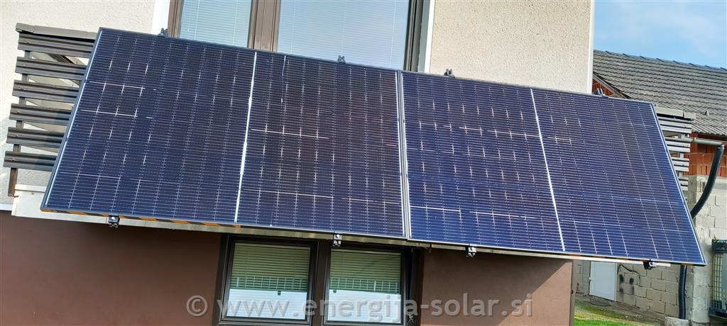 Dva bifacialna solarna modula, ki prejemata sončno svetlobo s prednje in zadnje strani.