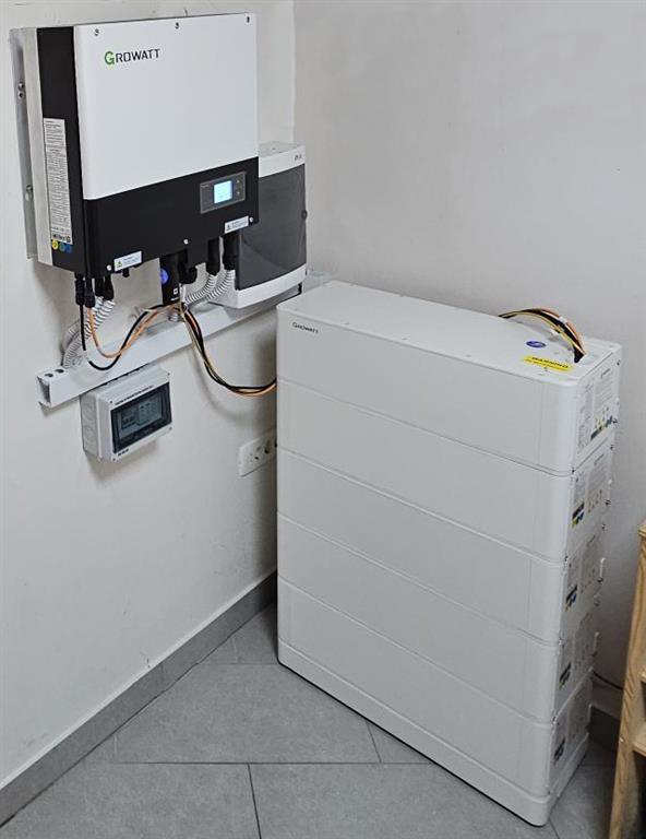 Trifazni 10kW razsmernik Growatt SPH UP s baterijami 10kWh
