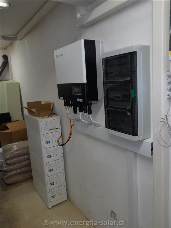 Hibridni razsmernik Growatt SPH10000TL BL UP z 15kWh baterijami