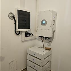 Hibridna sončna elektrarna z razsmernikom Deye in hranilnikom 12 kWh - Prekmurje
