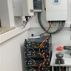 Retrofit - Vgradnja hranilnika 30 kWh v sončno elektrarno z razsmernikom – okolica Ljubljane