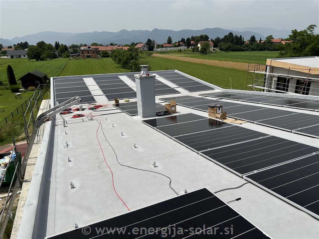 Namestitev solarnih modulov na ravno streho