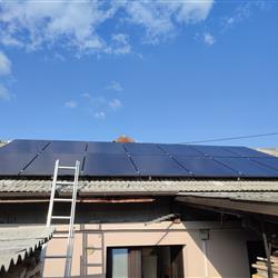 Hibridna sončna elektrarna 10kW 10kWh z oddajo v omrežje - osrednja Slovenija