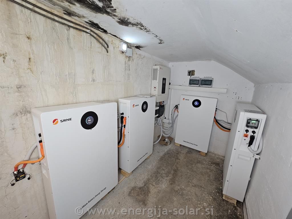 Razsmernik 10kW Srne Solar s 40kWh li ion baterijami