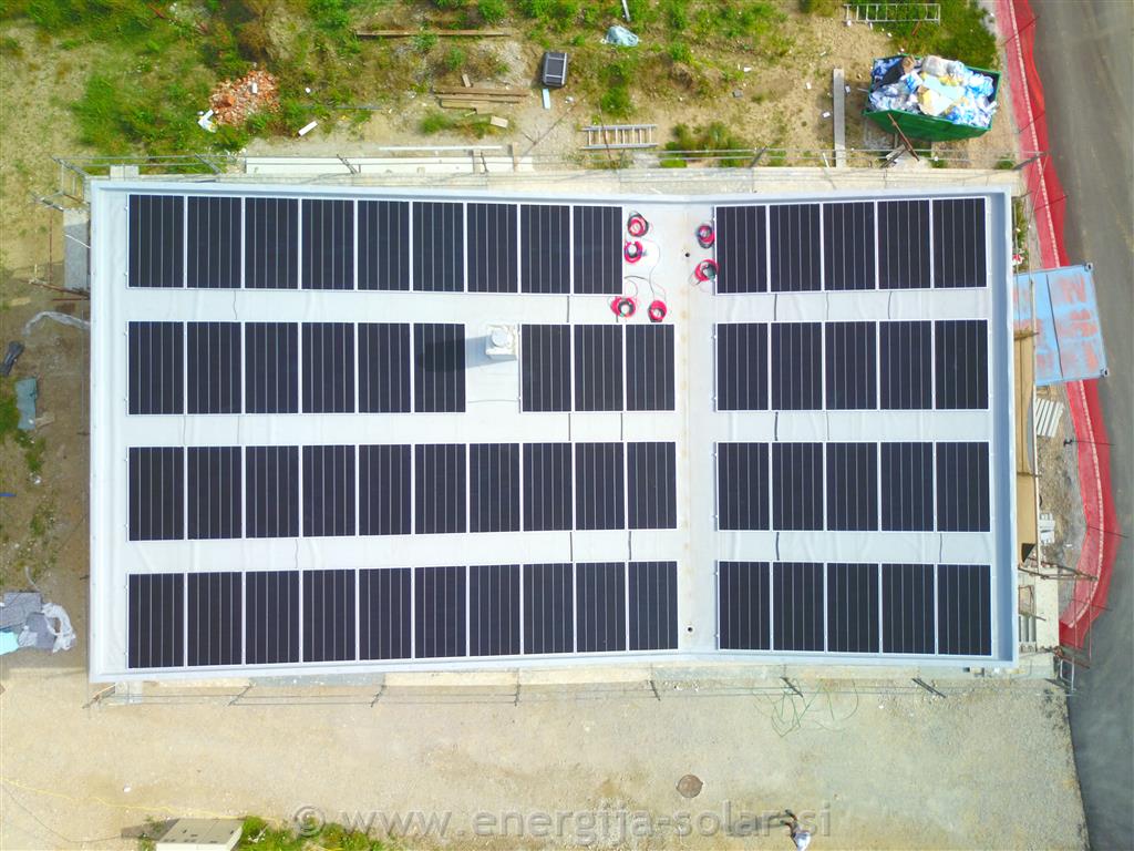 Otočna sončna elektrarna s 60 solarnimi moduli shingled Bluesun 480W - pogled od zgoraj