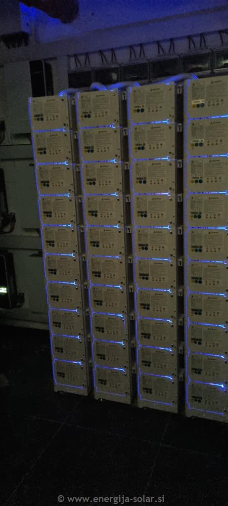 Impresiven pogled na 40 baterije LiFePo4 ponoči.
