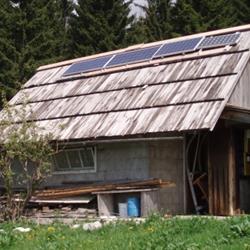 Sončne celice zagotavljajo elektriko za predelavo mleka na Zajamnikih