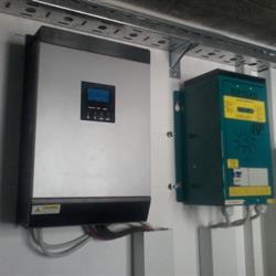 Razsmernik Axpert 2,4kW tudi na Triglavu